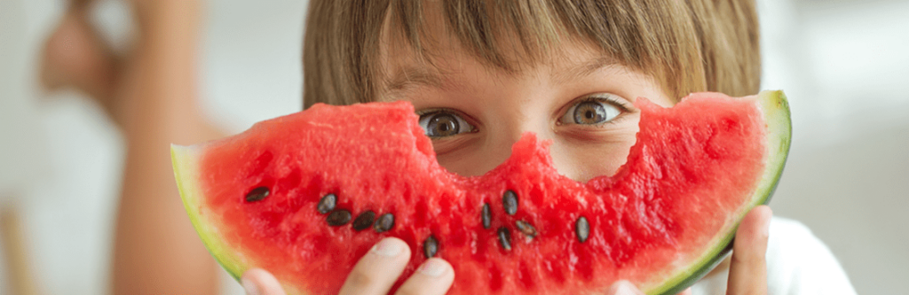 Los mejores alimentos para la salud dental en verano 