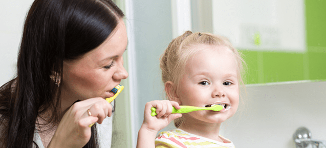 enseñar a los niños a cepillarse los dientes
