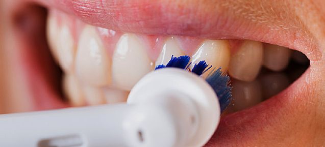 Cómo cepillarse los dientes con el cepillo eléctrico