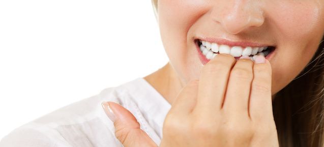 Cómo afecta a los dientes morderse las uñas